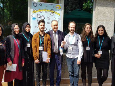 Üsküdar Üniversitesi öğrencileri su içmeyi teşvik eden kampanya.