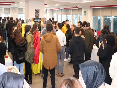 Üsküdar Üniversitesi İletişim Fakültesi Reklam Tasarımı ve İletişimi Bölümü öğrencileri “Hayata Sen de Dokun” isimli bir etkinlik gerçekleştirdi.