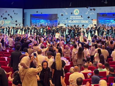 Üsküdar Üniversitesi’nde mezuniyet coşkusu: Gençler hayata insanlık değerleriyle uğurlandı