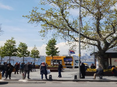 Üsküdar'ın yoğunluk yaşanan bazı çarşı ve pazar girişlerinde Üsküdar Belediyesi tarafından sosyal mesafenin korunması için önlemler alındı.