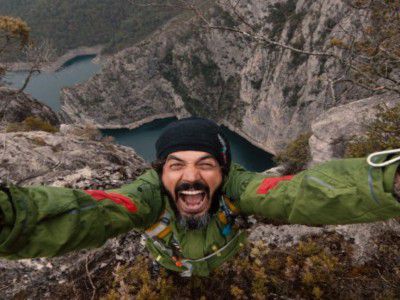 Cengiz Koçak Türkiye’nin ilk Gyrocopter atlayışını yaptı. Base Jump Dünya Şampiyonası’nda dördüncü oldu. Türkiye’nin ilk anten atlayışını yaptı.