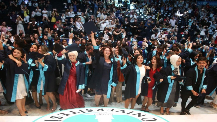 Üsküdar Üniversitesi’nde altıncı mezuniyet coşkusu
