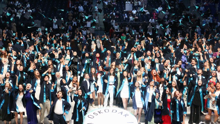 Üsküdar Üniversitesi'nde mezuniyet coşkusu