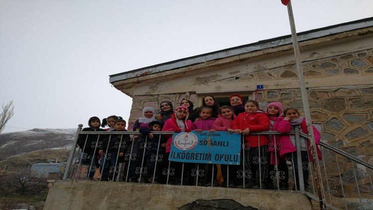 Üsküdar İletişimli öğrenciler Siirt'in köy okullarına yardım eli uzattılar