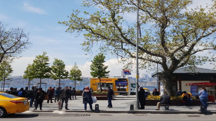 Üsküdar Meydan'da sokağa çıkma yasağı öncesinde kalabalıklar oluştu