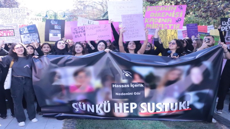 Üsküdarlı öğrenciler kadına şiddeti protesto etti