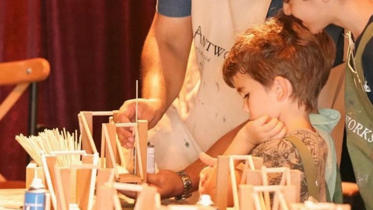 Üsküdar'da sanat ve yaratcılık atölyesi: Hayal gücü ahşap ve deriyle buluşuyor