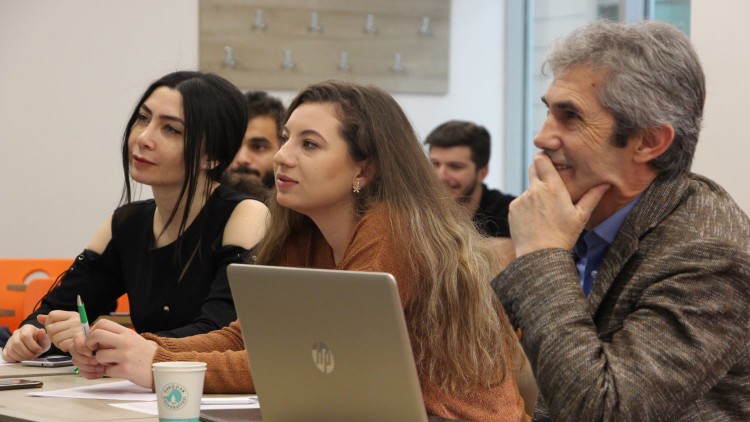 Yeni Medya ve Gazetecilik mezuniyet projeleri jüri önünde