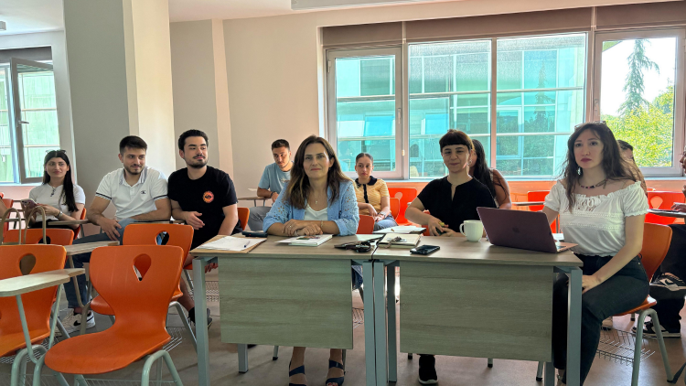 Yeni Medya ve İletişim öğrencileri dijital temalı mezuniyet projelerini başarıyla sundu