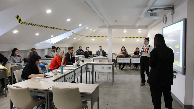 Yeni Medya ve İletişim öğrencileri mezuniyet projelerini jüri önünde sundu