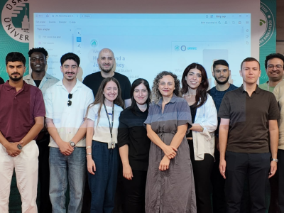 Uluslararası öğrenciler sektör hakkında bilgi edindi.